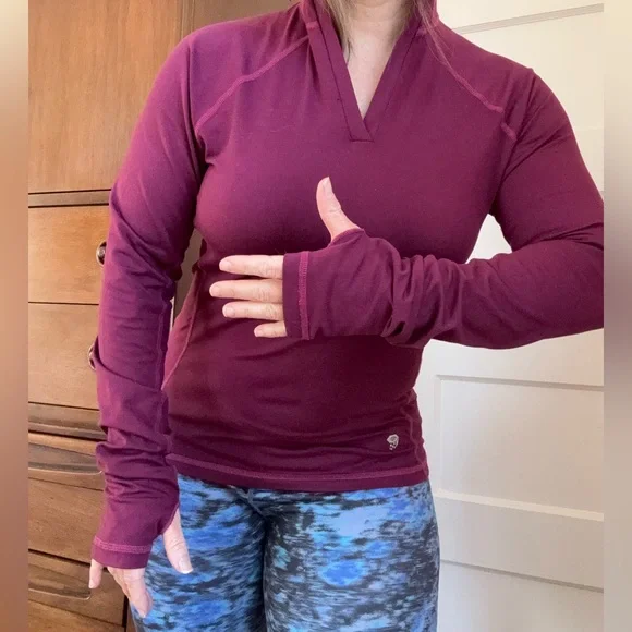 Mountain Hardware Buttery Top Base Layer with Hood and Thumb Holes Burgandy Yoga - Picture 4 of 13